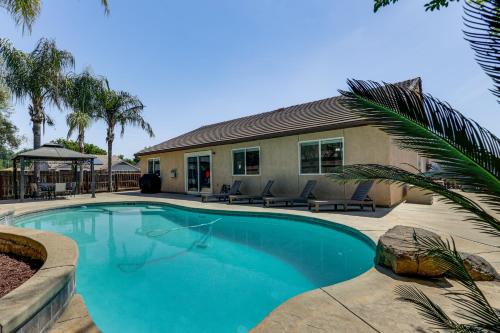 Visalia House | Mtn Retreat 3 Mi to Dtwn Visalia w/Poolside BBQ