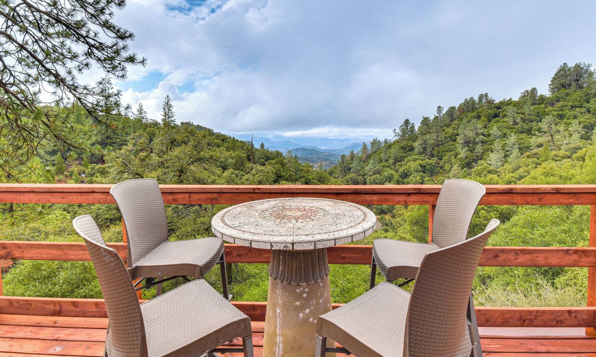 Coulterville House | Mtn-View Coulter Escape w/Rustic Tree Lookout