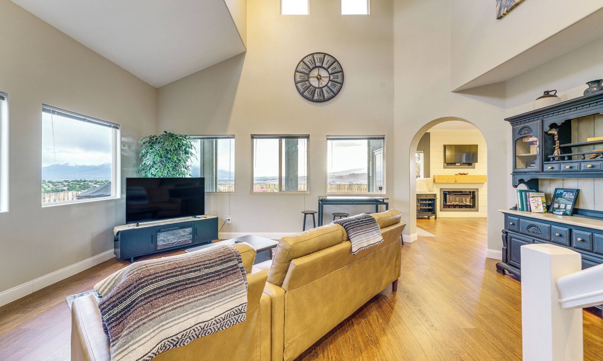 Sparks House | Mtn-View Haven w/Hot Tub! 28 Mi to Mt Rose Ski