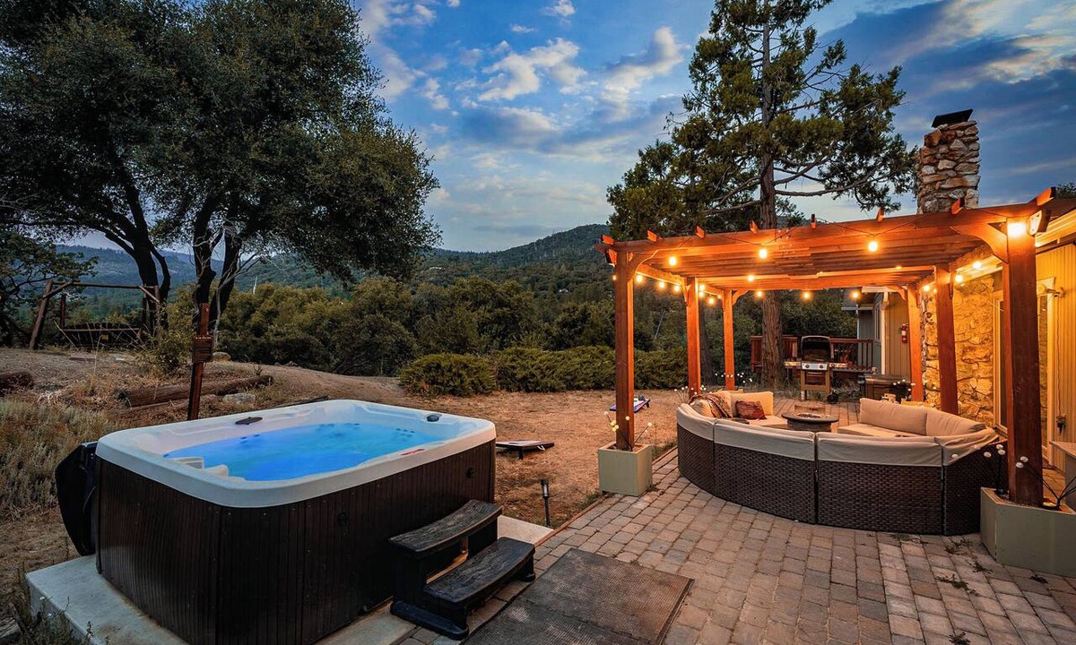 Oakhurst Cottage | Multi-Gen Family Retreat: 2 Homes, 2 Hot Tubs, Bass Lake & Yosemite