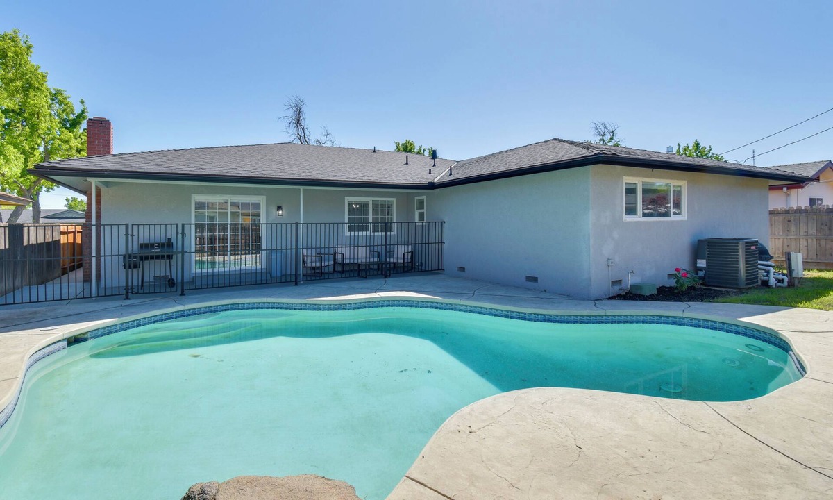 Raisin House | Near Fresno State & Malls! Family-Friendly Home