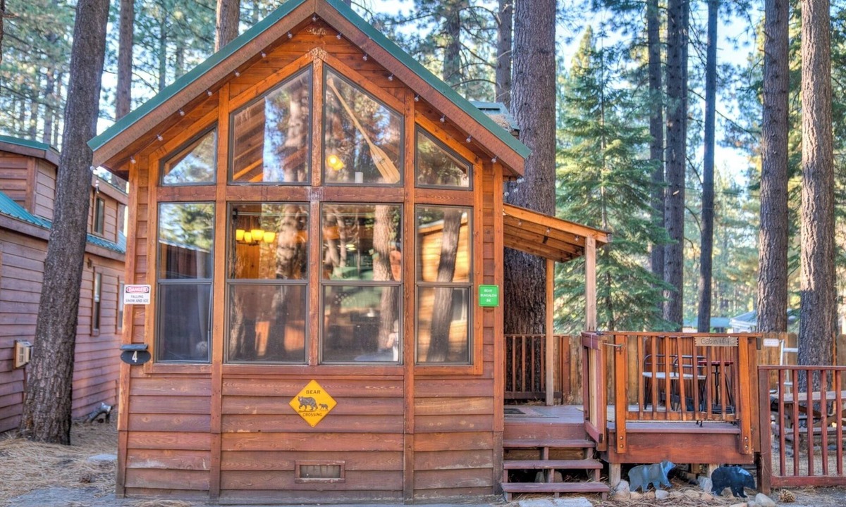 Tahoe Valley Cabin | Near Ski Resorts - Full Kitchen - TV - Pet friendly