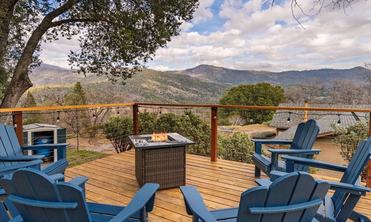 Oakhurst House | New! Big Sky Cabin at Yosemite w/VIEWS, hot tub, firepit, and more!