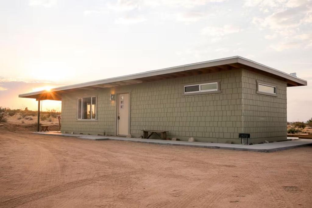Landers House | New Couples Stargazing Cowboy Tub Midcentury 1bed