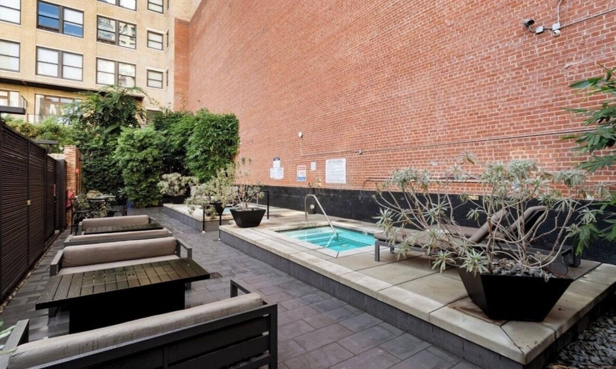 Historic Core Condo | NEW Cozy and Quiet Loft in DTLA. Free Parking