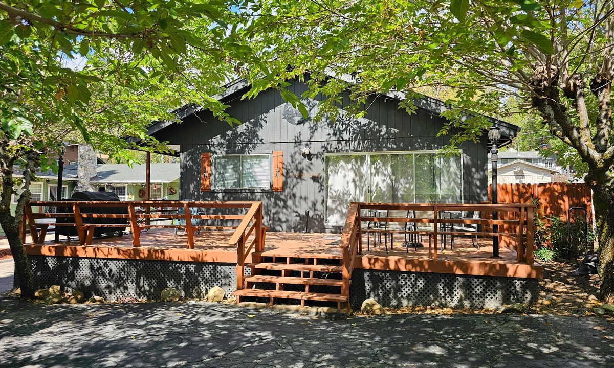 Twain Harte Cabin | NEW Hot Tub, Walk to Town, Lake Access, Fireplace