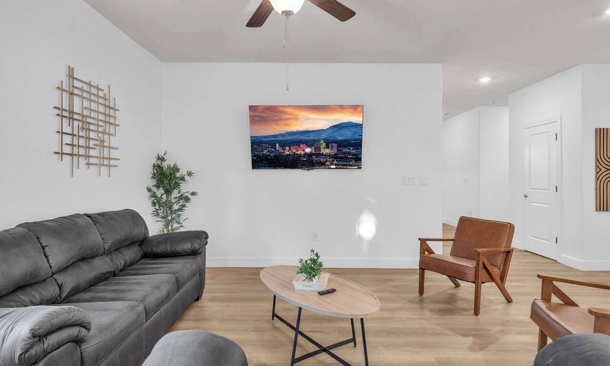 Fernley House | New House Furniture 5TV-20 Min to USA Pkwy/Sleeps13