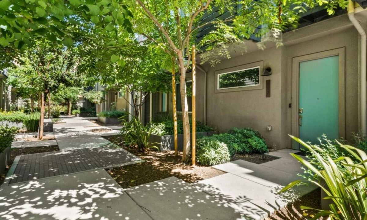 Ralph Bunche House | New Modern townhome three-level in home parking 2+3 bathroom