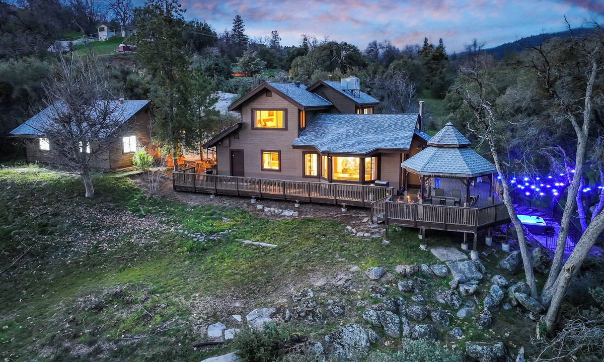 Yosemite Forks House | NEW Private Creekside Near Yosemite & Bass Lake