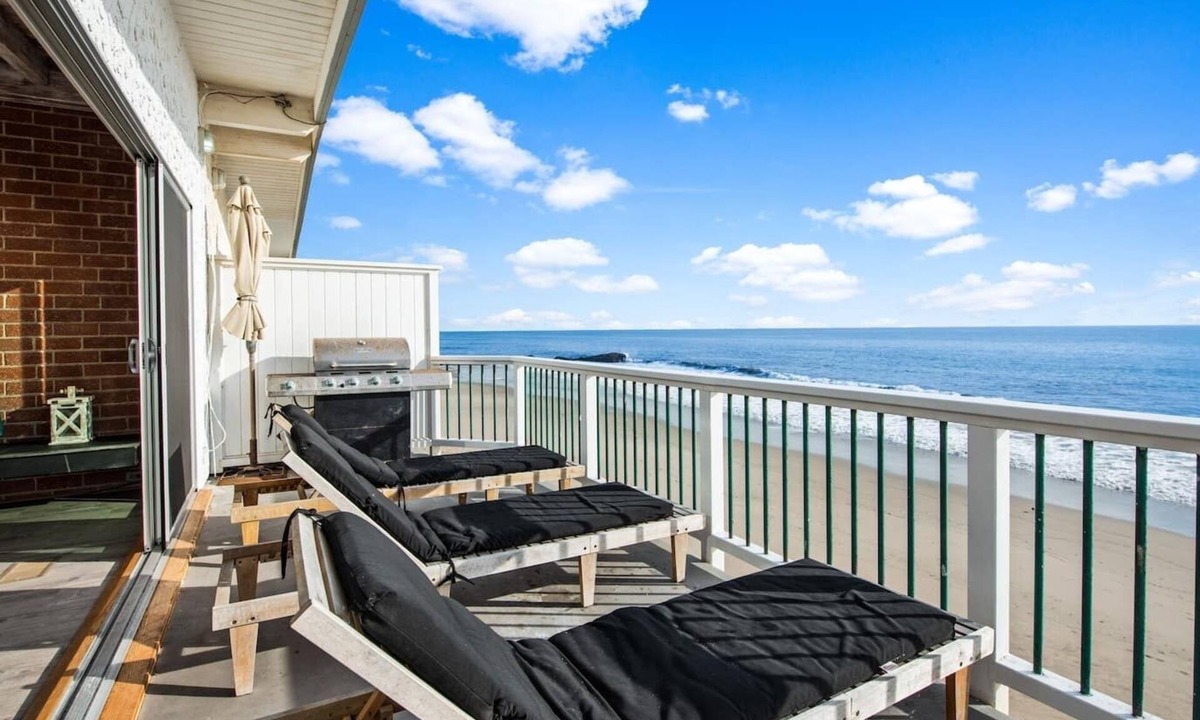 Central Malibu House | New Superior Malibu Road Oceanfront Townhouse PRIVATE BEACH