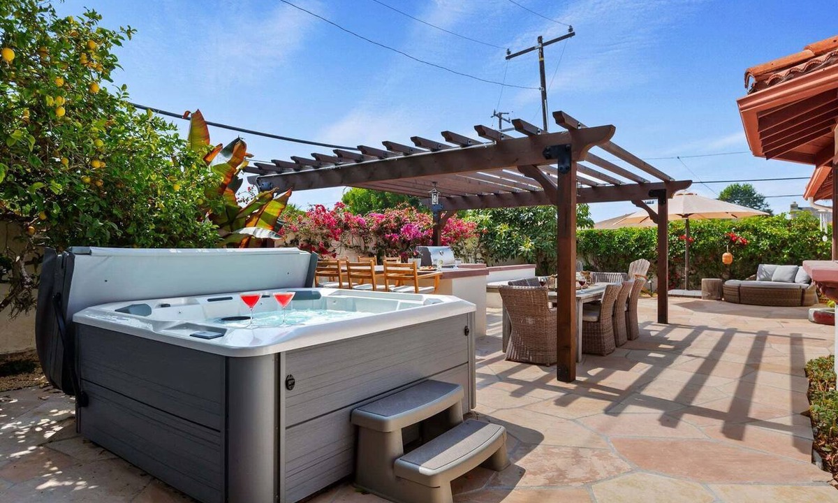West Mesa House | NEW to the Market - Sweet Casa De Sueno - 3 BD 2 BA, Jacuzzi - Walk to the beach