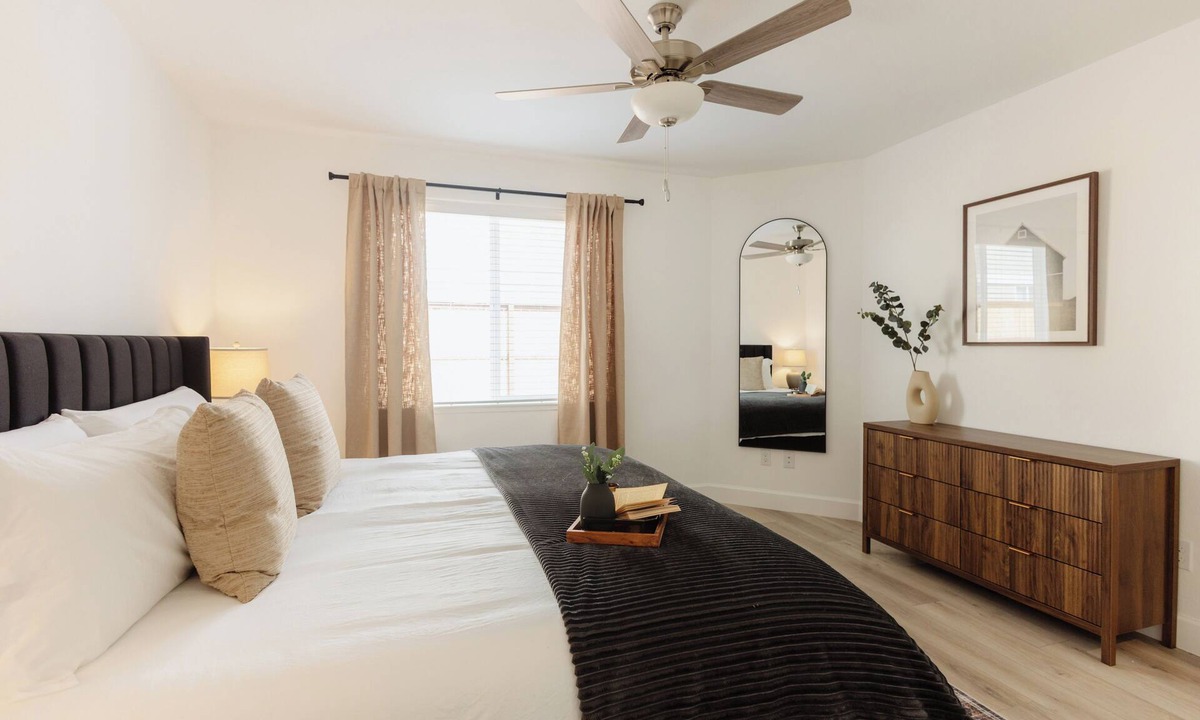 Northeast Reno House | "NEW" Upscale Retreat, 65" TV, Netflix, Patio, Mtn Views, 5 Min to UNR/Hwy 395