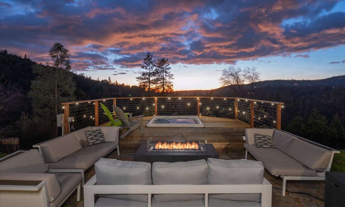 Oakhurst House | New! Yosemite Dream Nest with HUGE views/spa/firepit/pet friendly!