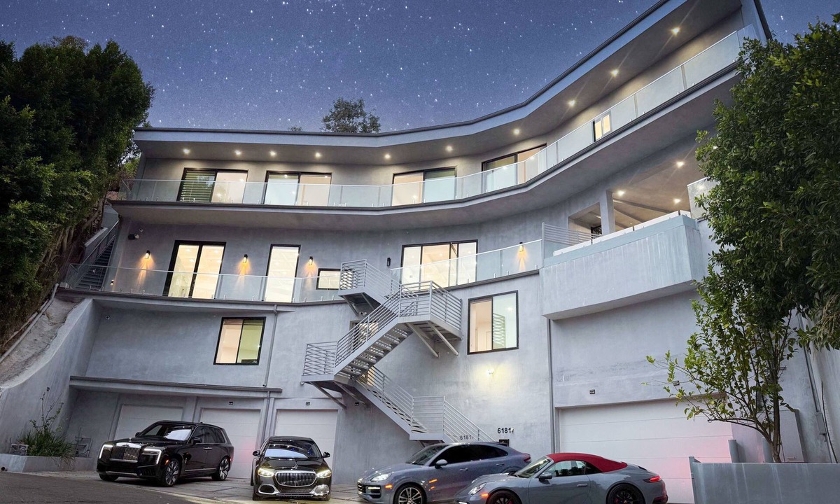 Hollywood Hills House | Newly Built Modern 5bd/6ba Estate in Hollywood Hills with 2 pools & City Views!
