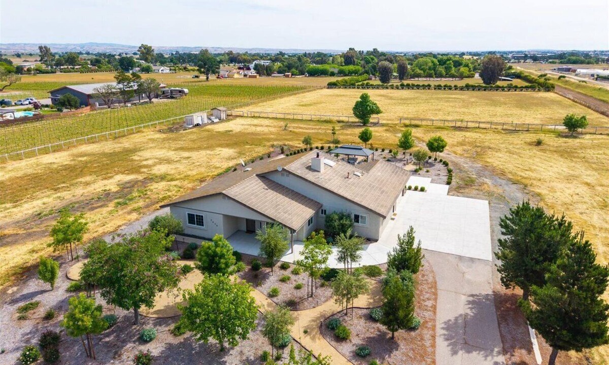 Paso Robles House | Newly remodeled 4-bedroom, 3-bathroom home with jacuzzi close to downtown Paso