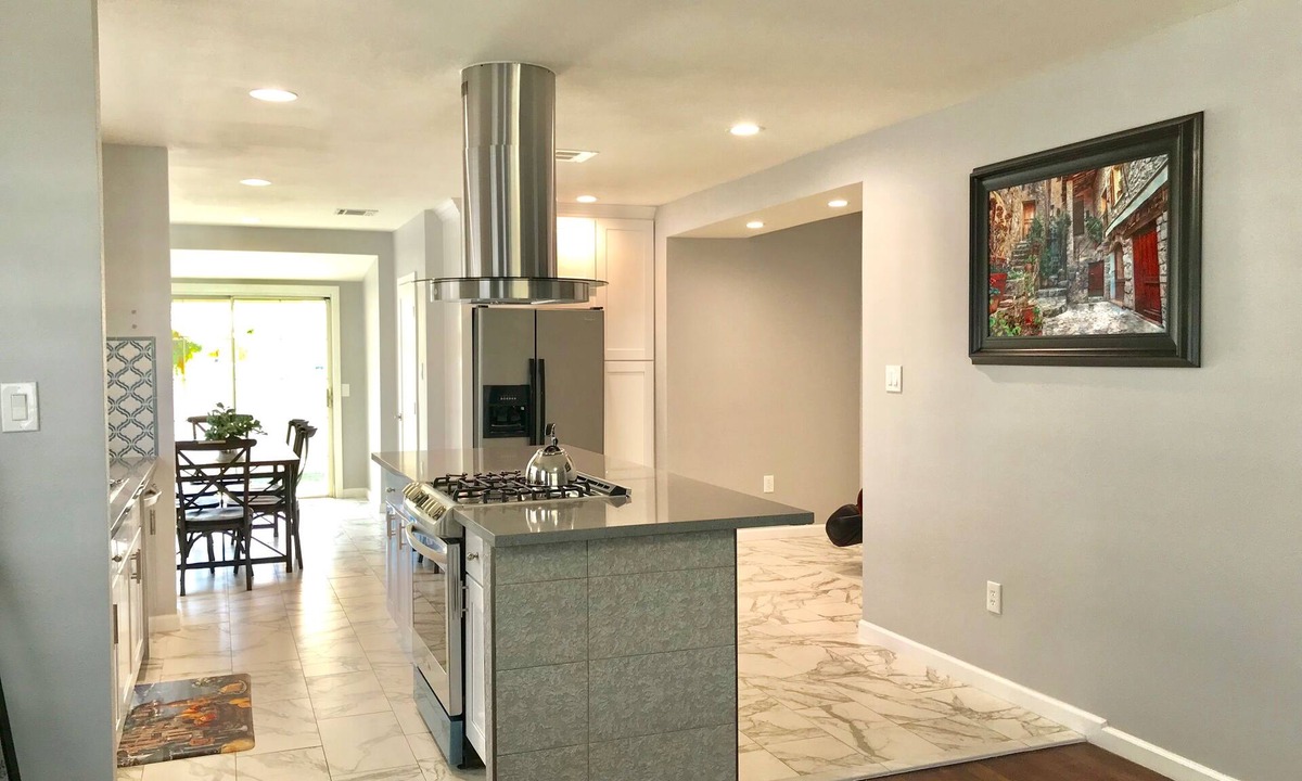 Sherwood Forest and Thistle Development House | Newly Remodeled home in Anaheim, 8 Minutes to Disneyland & Anaheim Convention!