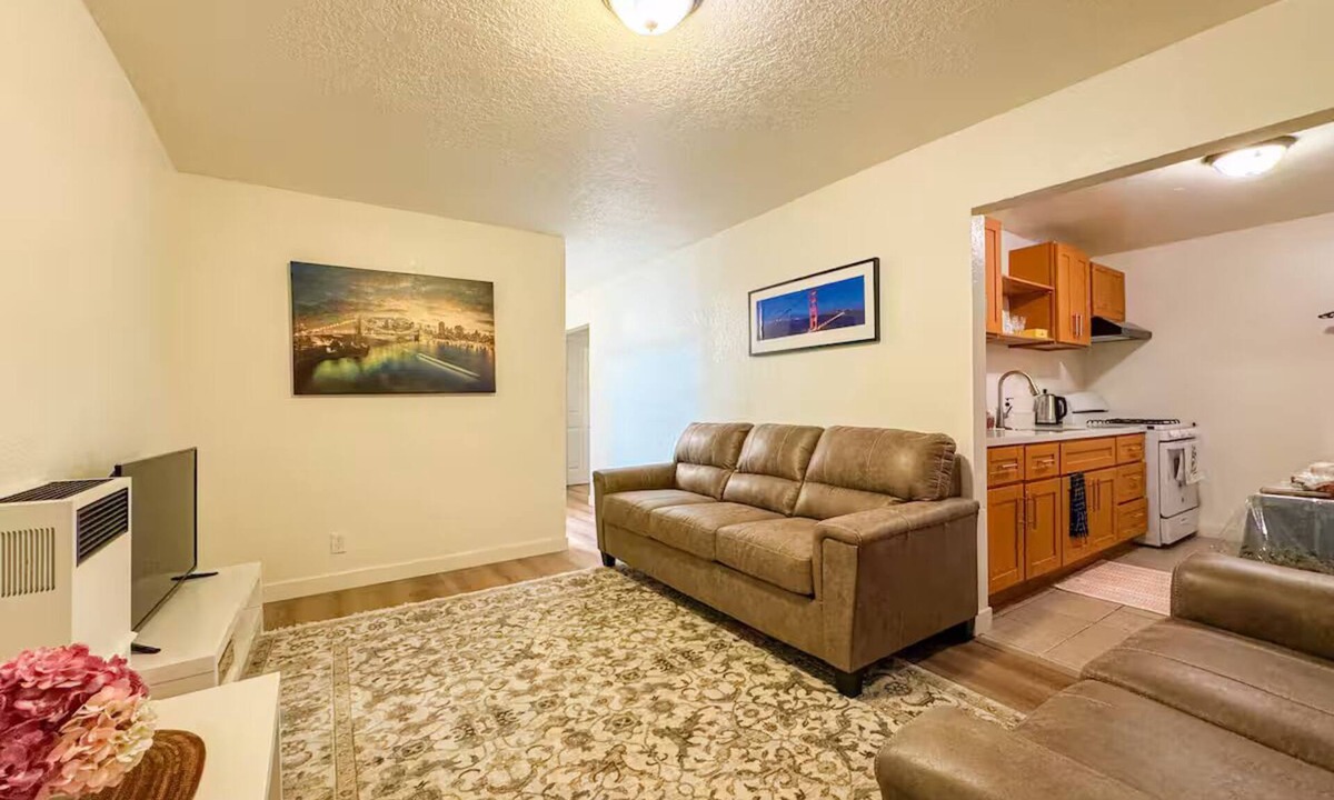 Golden Gate Apartment | Newly Renovated 3BR Sun-Drenched Flat in Oakland. Central to SF and Berkeley