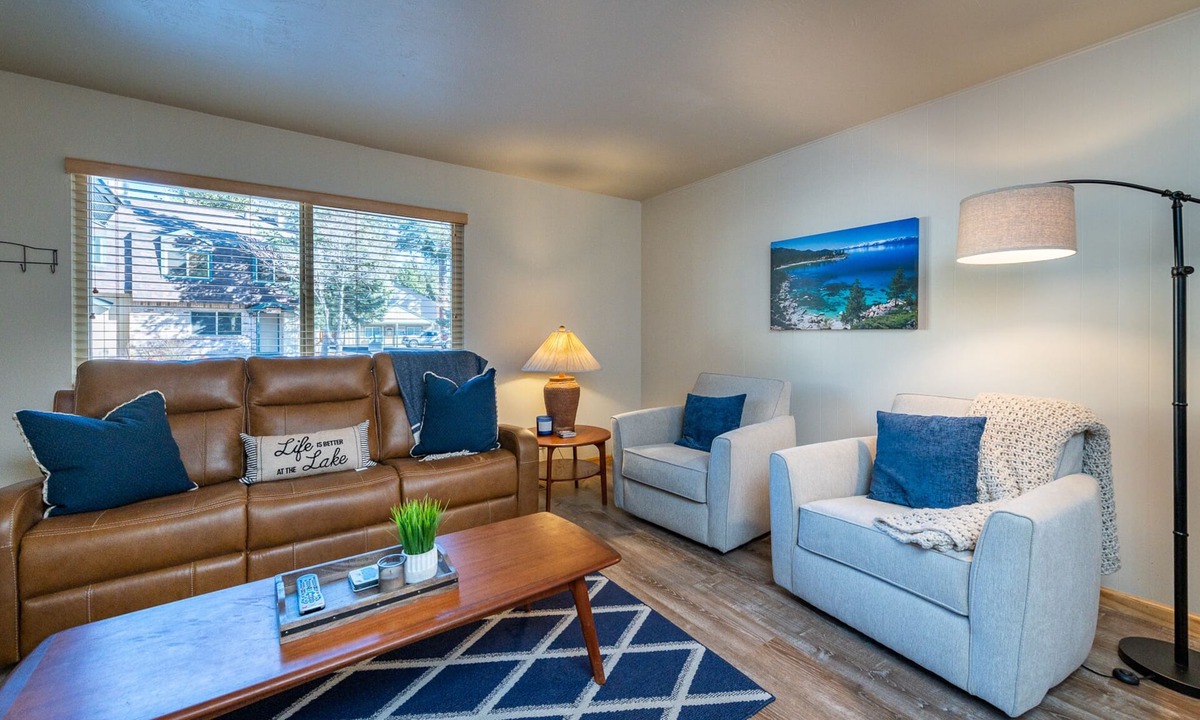Lake Forest Apartment | Nicely updated Lake Forest Glen end unit townhome