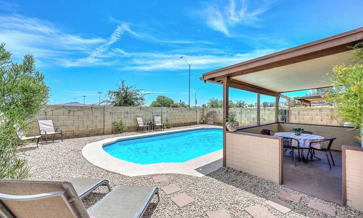 Glendale House | No Llama Drama Poolside Retreat-Optional Heated Pool November through April!