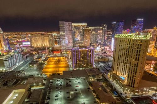 Las Vegas House | No Resort Fee Strip View Balcony+Free Valet+ Pool