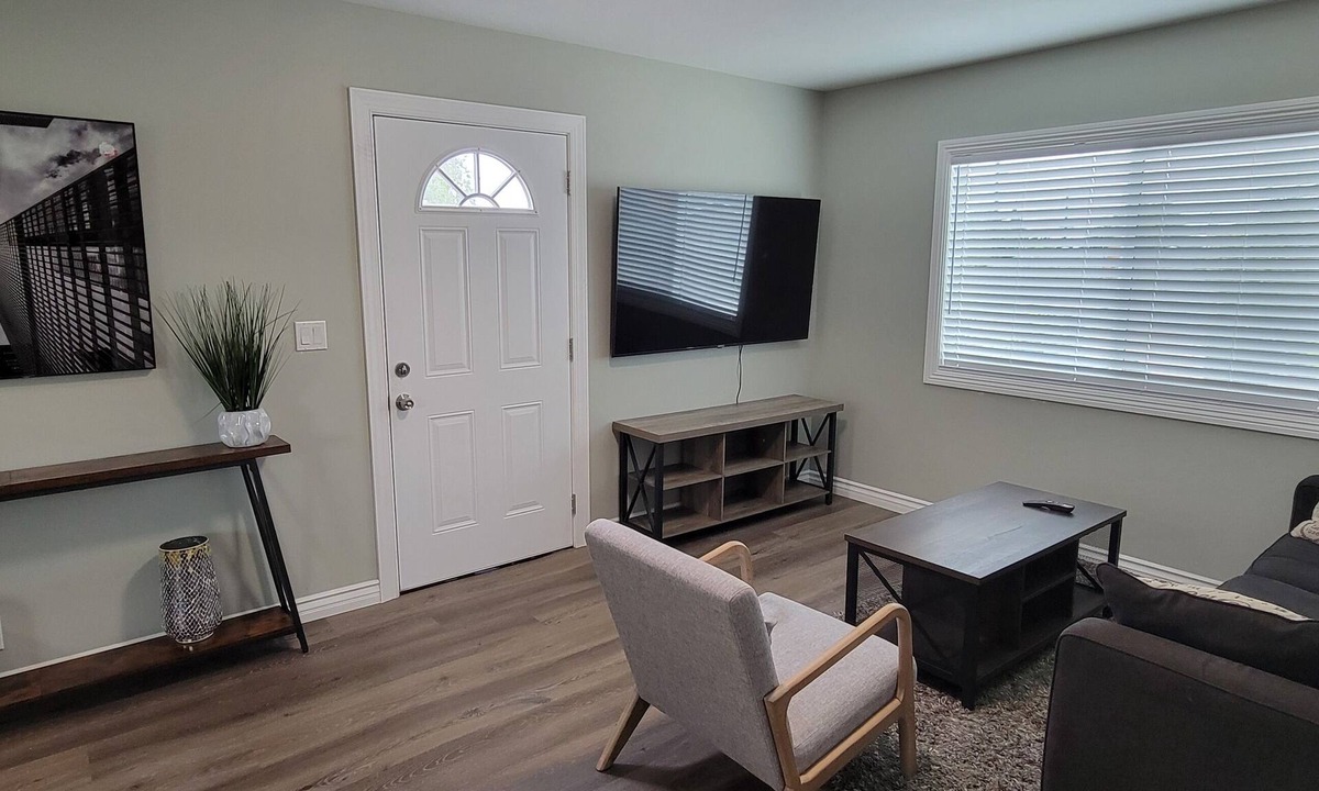 El Monte Apartment | NO SERVICE CHARGE - Cozy & Modern 1-Bedroom Getaway in El Monte
