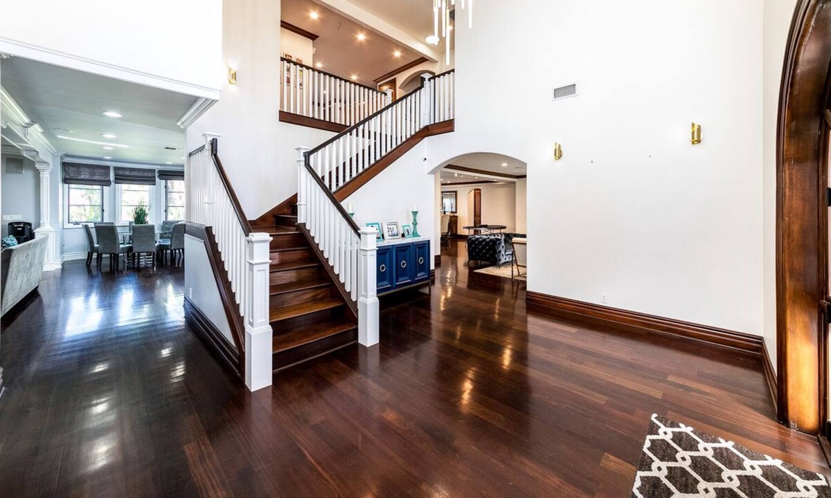 Valley Glen House | NoHo Mansion w/ Pool + BBQ + Basketball Court