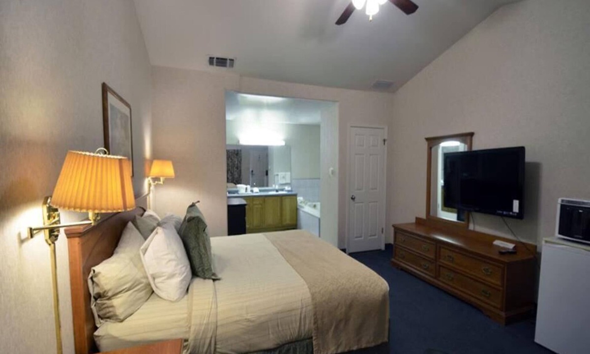 Fresno Hotel | Non-Smoking 1 King Bed Room