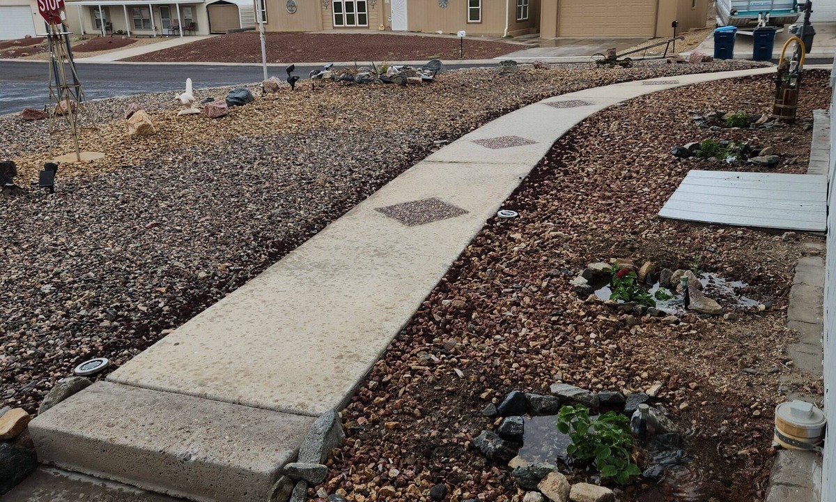 Desert Hills House | Northside neighborhood, large home, Lakeside of hwy, family & pet friendly.