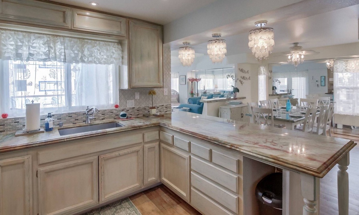 South Mission Beach Condo | Now open for the Holidays! Upper level beach home with views!