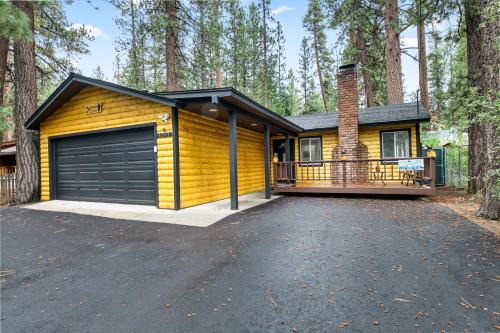Big Bear Lake House | Nunu's Cabin - Beautiful cabin, close to ski resorts and town, Hot Tub and Board Games!