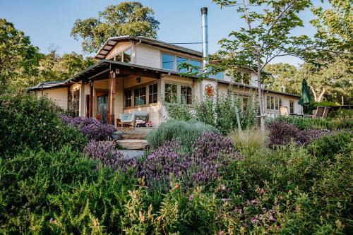 Mariposa House | Oak Meadows House - A unique home near Yosemite