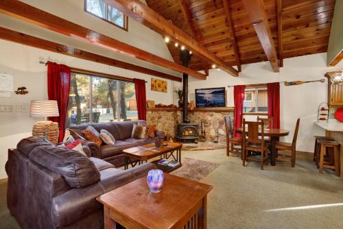 Sugarloaf House | Oakwood Cottage Big Bear - Cozy Sugarloaf Mountain Retreat - Minutes to Activities