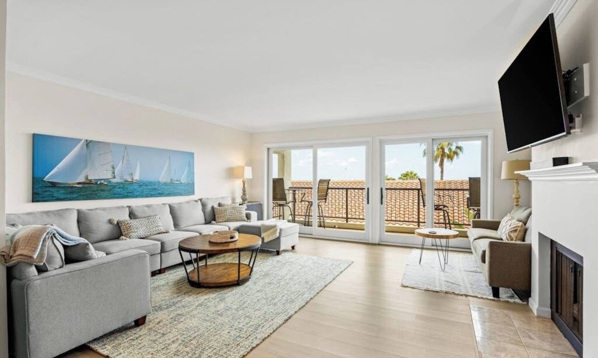 East Mesa Condo | Ocean-view condo in Santa Barbara steps to beach with pool & balcony