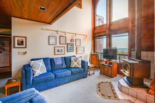 Mendocino House | Ocean view home with Fireplace Hot Tub Deck