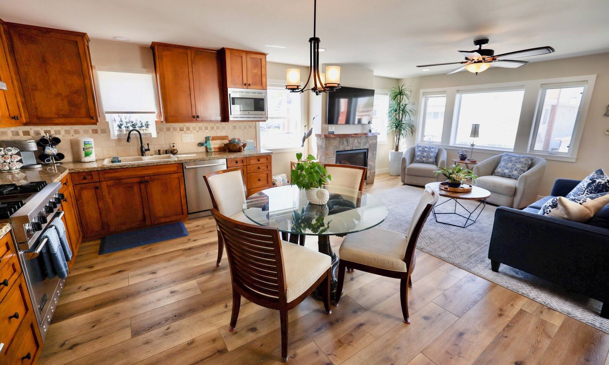 West Newport Condo | On Beach Time- Luxury Coastal Getaway, Remodeled, Spotless, Walk2Beach, Parking
