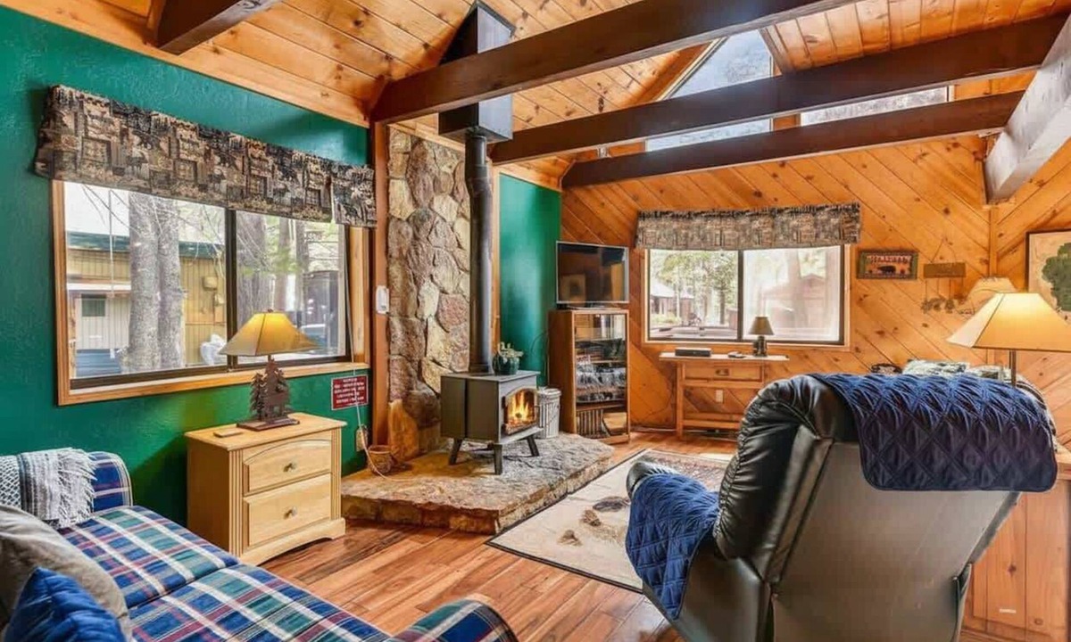 Tahoe Paradise Cabin | Only 7 miles to Heavenly, Huge Deck, Pets Welcome