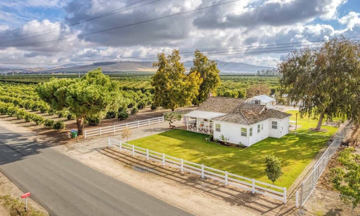Exeter House | Orange Blossom Cottage Near Sequoias w/EV Charger