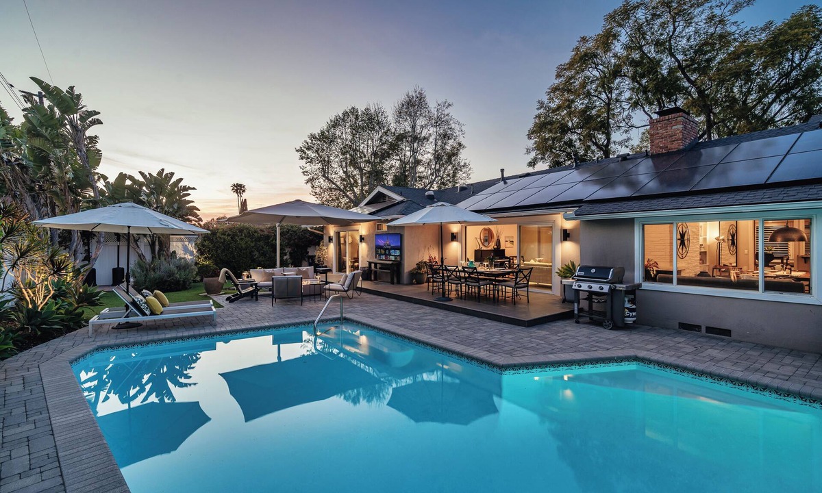 Santa Ana House | Outdoor Living w Private Pool, 12 Mins from Disney, Beaches 20-min, Pet-Friendly