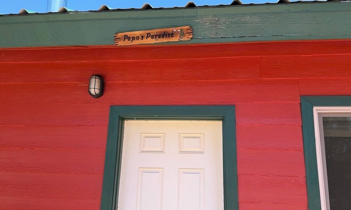 Inyokern Cabin | Papa's Paradise Guesthouse