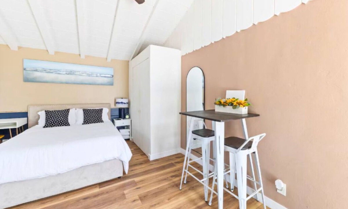 Santa Ana Apartment | Patio + AC+ Desk+ Smart TV+ AC near Disney & Beach
