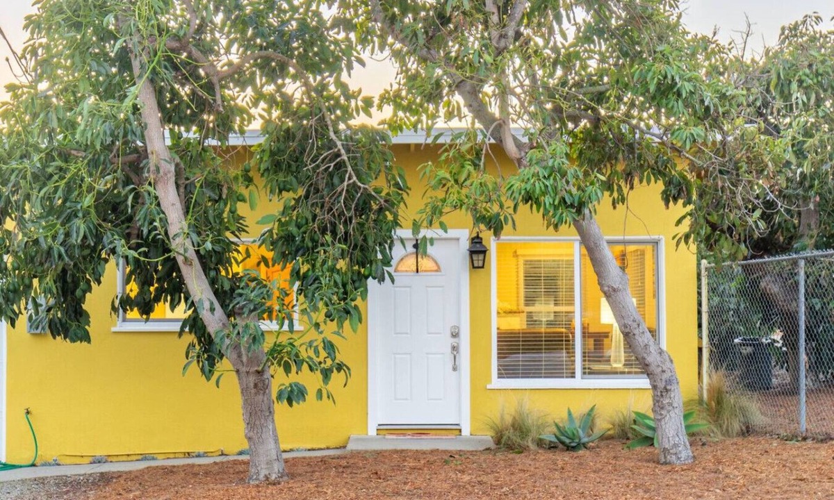 Camarillo House | Peace and Privacy at Bungalow among Avocado Trees
