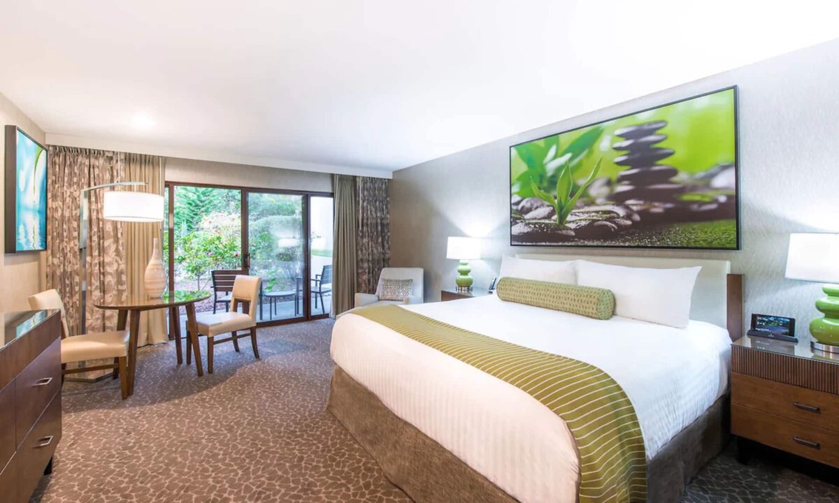 Barron Park Hotel | Peaceful Unit with Outdoor Pool, Free Breakfast & Free Parking
