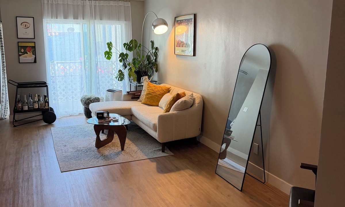 Mid City Apartment | Perfect 2-bedroom apartment in charming residential area in mid city Los Angeles