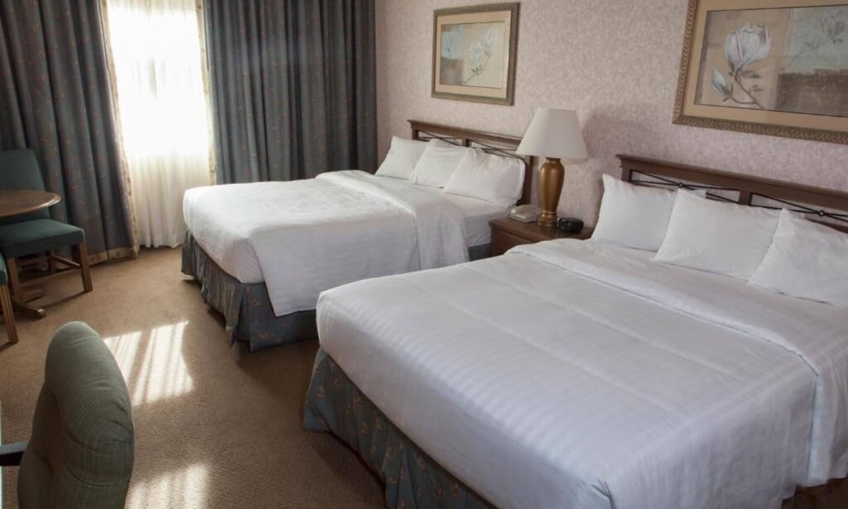 Raisin Hotel | Perfect Airport Stop – 4 Relaxing Units w/Shuttle, Gym & Onsite Dining!