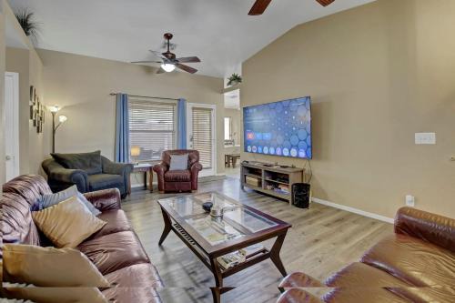 Paradise House | Pet-Friendly 4BR Vegas Vacation Renta Sleeps 8 Families, Groups Welcome!