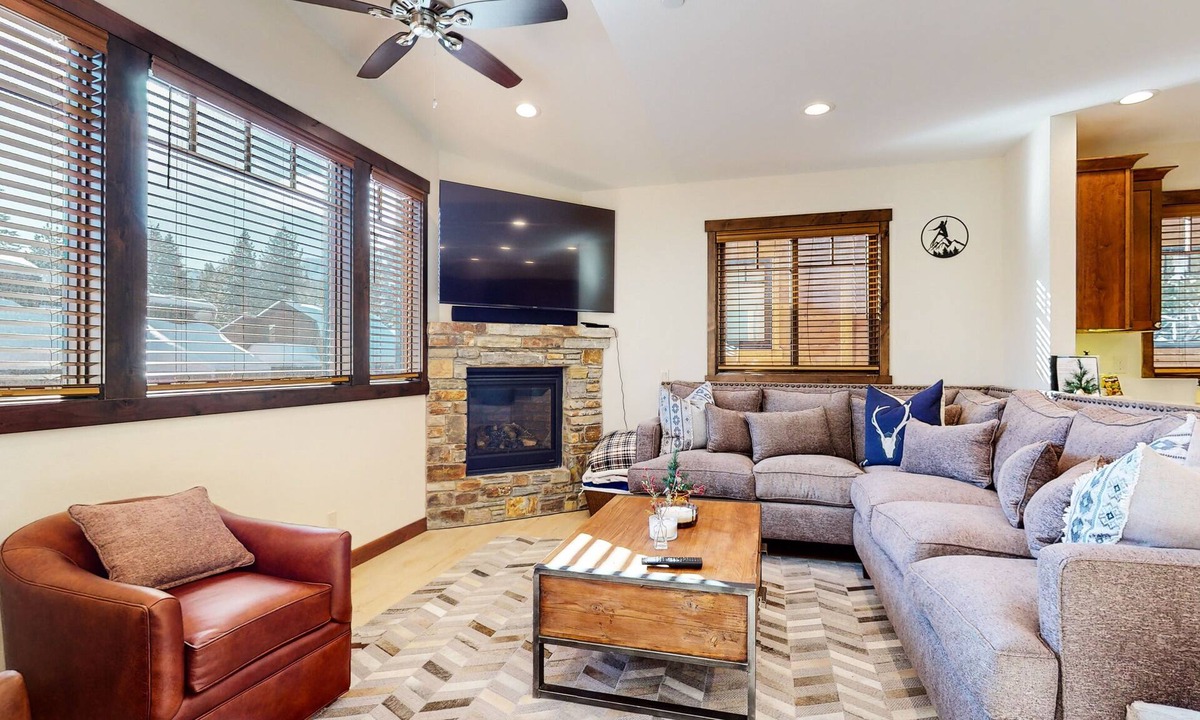 Mammoth Lakes House | Pet-Friendly 5-Star Townhome, Private Hot Tub, Gas Grill, Walk to The Village
