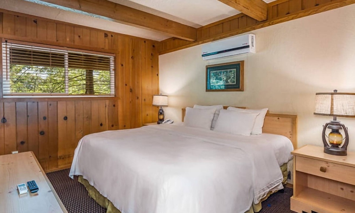 Bass Lake Hotel | Pet-Friendly Chalet with Breakfast (Select Stays) Near Bass Lake & Scenic Trails