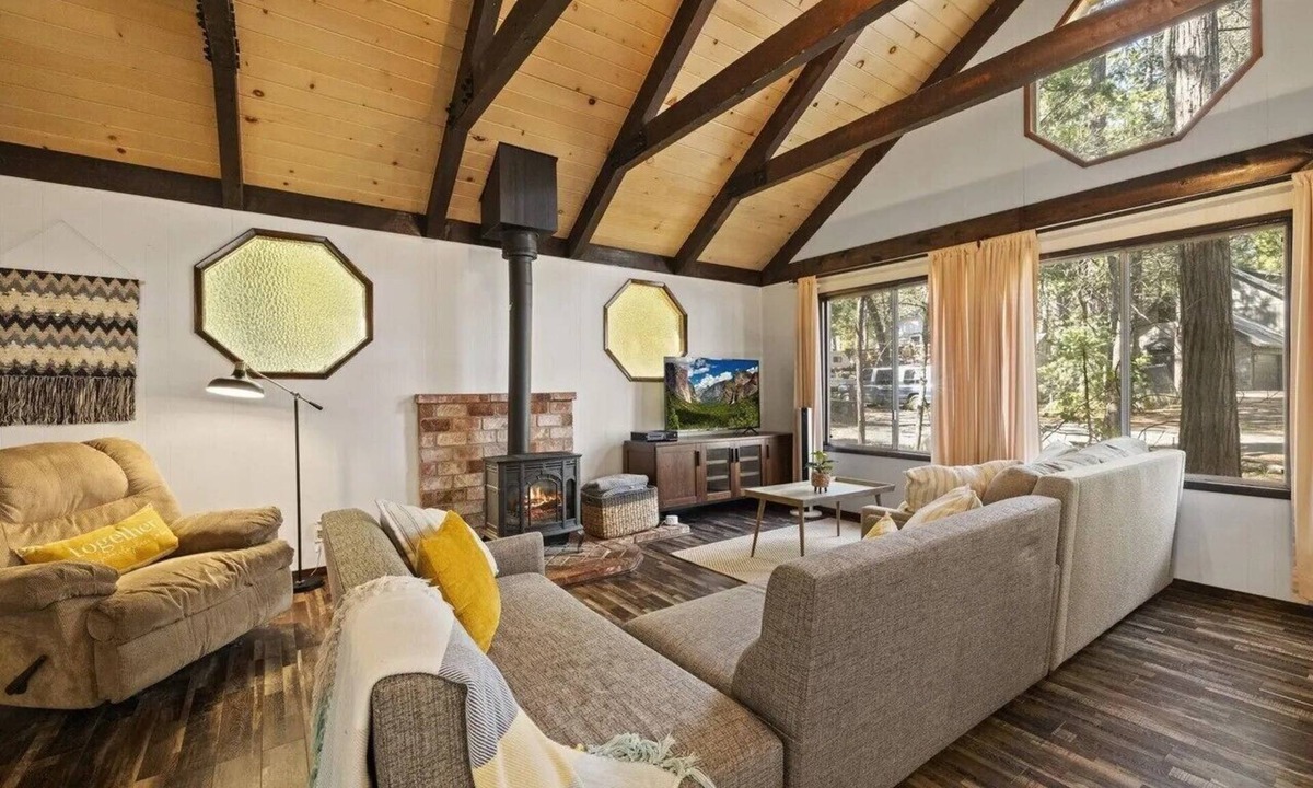 Twain Harte House | Pet friendly, Downtown Twain Harte, Lake Membership. King bed.