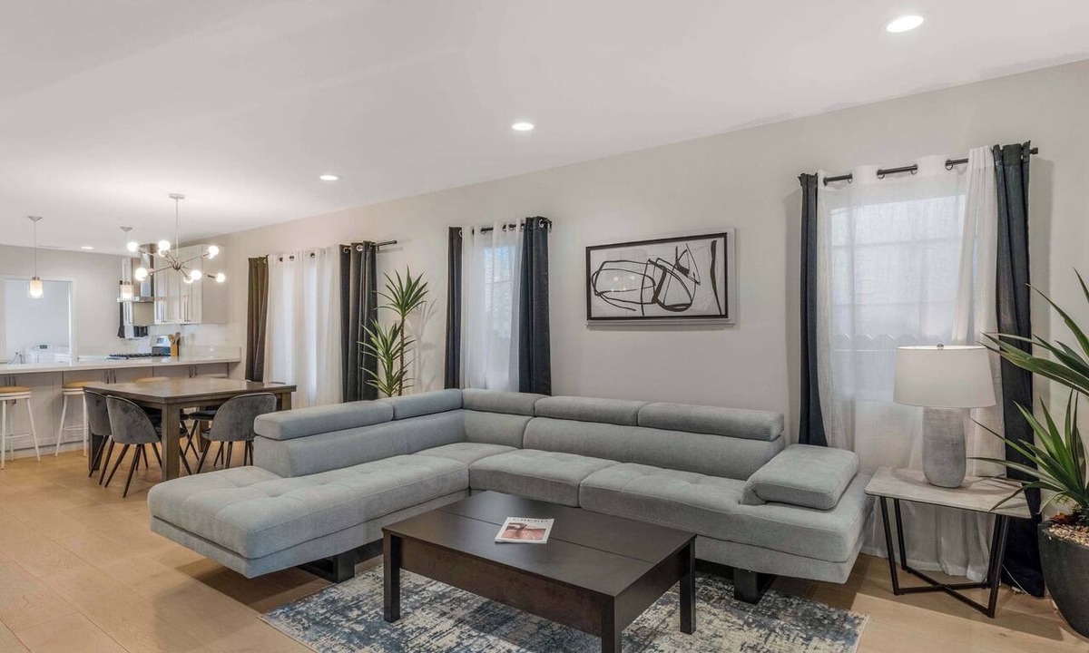 Franklin House | Pet Friendly, Modern, Mins to Retro Row & Beach