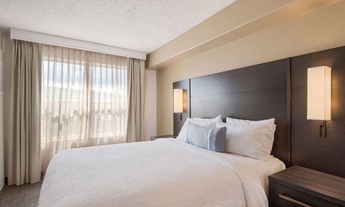 Reno/Tahoe Airport Hotel | Pet-friendly Property! With Free Breakfast, Onsite Sports Court, Pool!